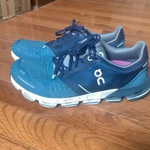 On Cloud Flyer.  Size 8